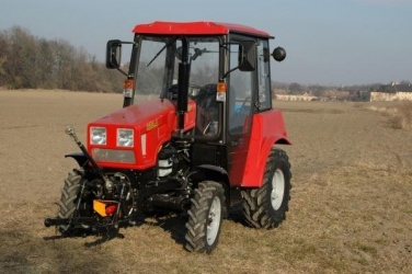 Трактор беларус 320.4 в поле