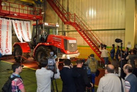 11 сентября на ЗАО "Петербургский тракторный завод" была продемонстрирована усовершенствованная модель трактора "Кировец"