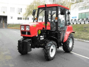 Функциональный трактор Беларус 320